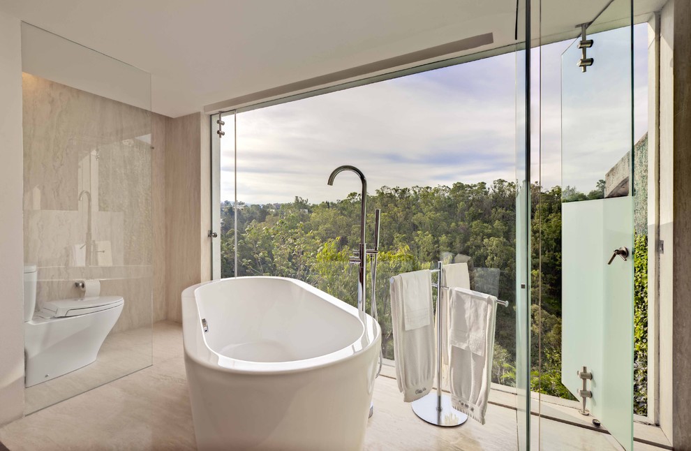 На фото: ванная комната в стиле модернизм с отдельно стоящей ванной