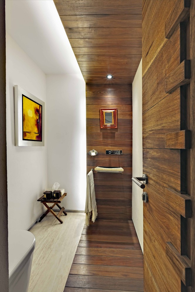 Idee per una stretta e lunga stanza da bagno moderna con lavabo sospeso