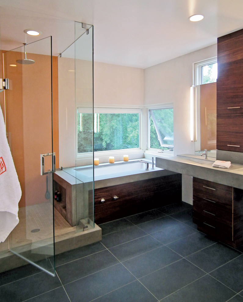 Ispirazione per una stanza da bagno minimalista con vasca sottopiano
