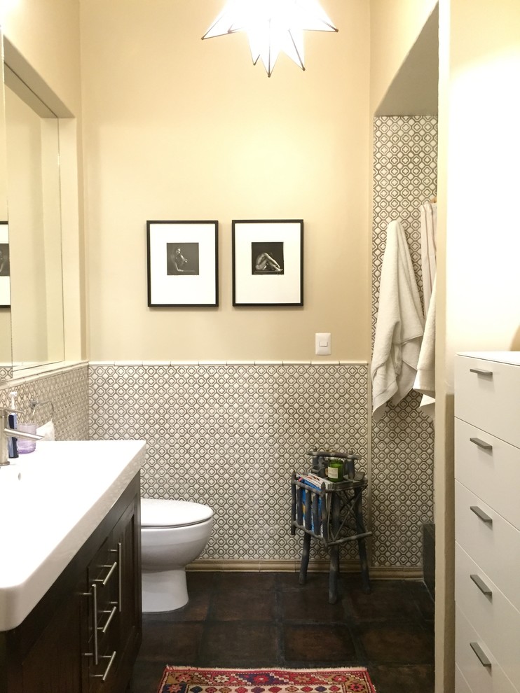 Immagine di una stanza da bagno padronale stile americano di medie dimensioni con ante in legno chiaro, pistrelle in bianco e nero, piastrelle in ceramica, pavimento con piastrelle in ceramica e top piastrellato