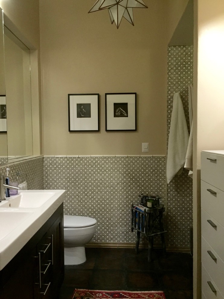 Стильный дизайн: главная ванная комната среднего размера в стиле фьюжн с светлыми деревянными фасадами, черно-белой плиткой, керамической плиткой, полом из керамической плитки и столешницей из плитки - последний тренд