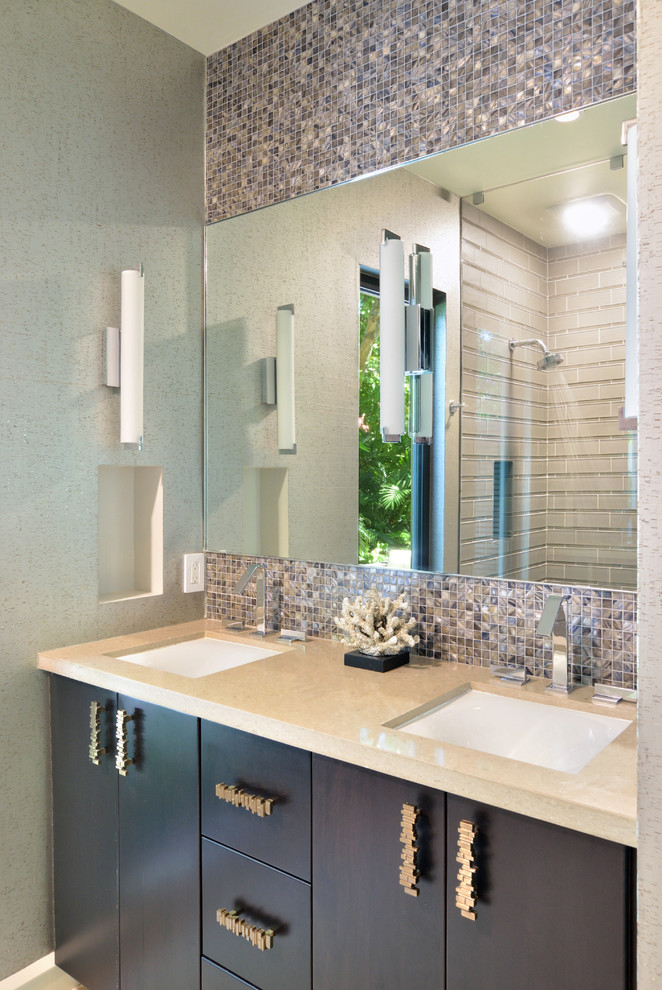 Exemple d'une grande douche en alcôve principale tendance en bois foncé avec un carrelage beige, mosaïque, un mur gris, un lavabo encastré, un plan de toilette en quartz modifié, un sol beige et une cabine de douche à porte battante.