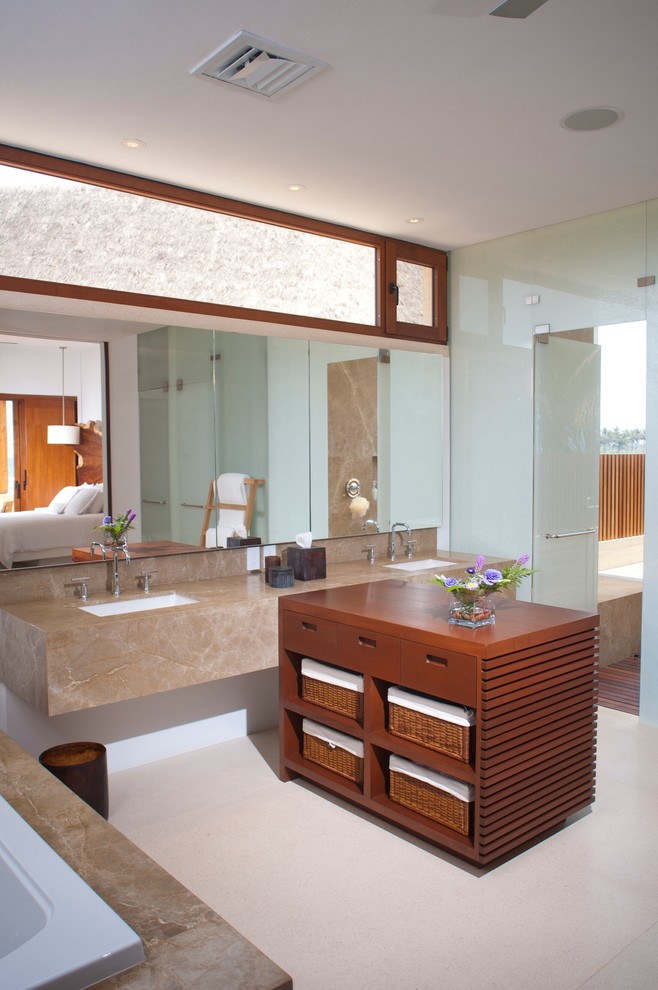 Immagine di una grande stanza da bagno padronale tropicale