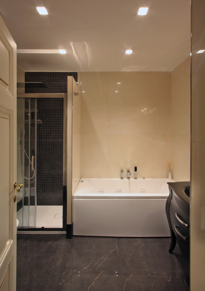 Exempel på ett stort klassiskt en-suite badrum, med ett nedsänkt handfat, möbel-liknande, svarta skåp, bänkskiva i kvarts, ett badkar i en alkov, en dusch i en alkov, en vägghängd toalettstol, beige kakel, keramikplattor, beige väggar och klinkergolv i keramik