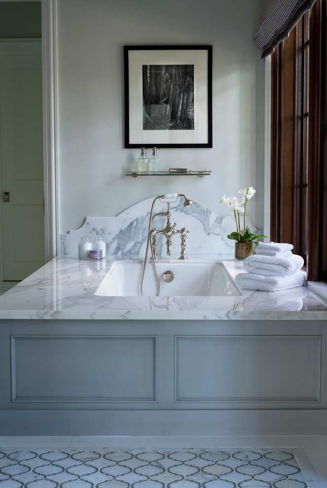 Foto di una grande stanza da bagno padronale classica con ante con riquadro incassato, ante grigie, top in marmo, vasca sottopiano, piastrelle a mosaico, pareti bianche e pavimento in marmo