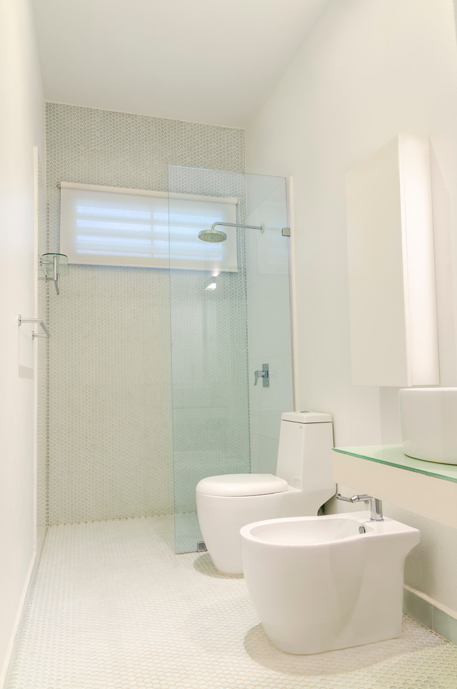 На фото: ванная комната в стиле модернизм с белой плиткой, стеклянной плиткой, полом из мозаичной плитки, столешницей из дерева, унитазом-моноблоком и белыми стенами