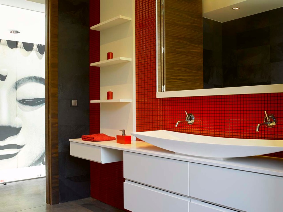 Cette image montre une grande salle de bain minimaliste avec une baignoire en alcôve, une douche ouverte, WC à poser, un carrelage rouge, des carreaux de céramique, un mur blanc, sol en béton ciré, une vasque, un plan de toilette en carrelage, un sol gris et aucune cabine.