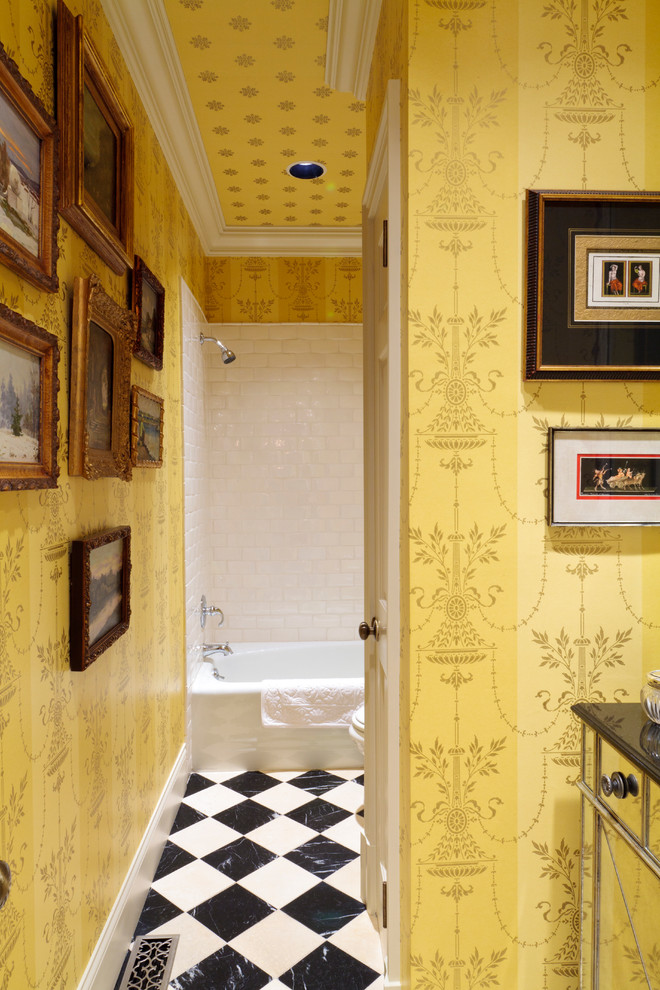 Immagine di una stanza da bagno mediterranea con vasca ad alcova, vasca/doccia e piastrelle multicolore