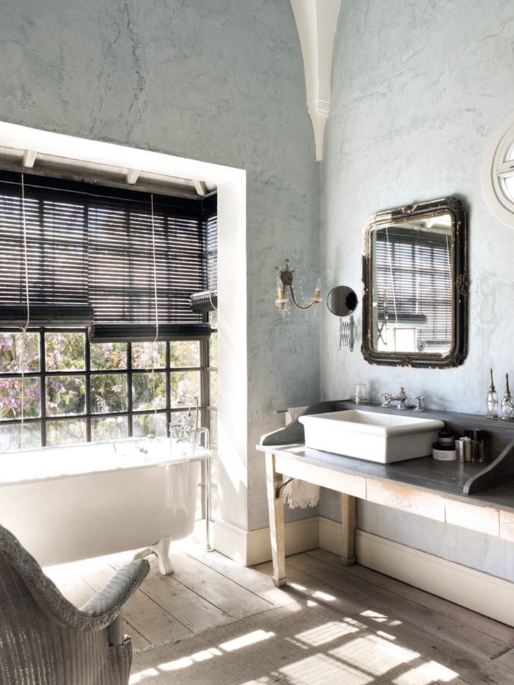 Exempel på ett mellanstort shabby chic-inspirerat en-suite badrum, med öppna hyllor, en dusch/badkar-kombination, flerfärgade väggar, mellanmörkt trägolv, ett fristående handfat och ett badkar med tassar