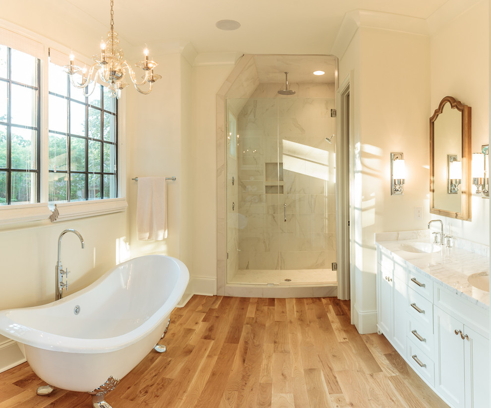 Источник вдохновения для домашнего уюта: большая главная ванная комната в стиле неоклассика (современная классика) с фасадами в стиле шейкер, белыми фасадами, ванной на ножках, белыми стенами и мраморной столешницей
