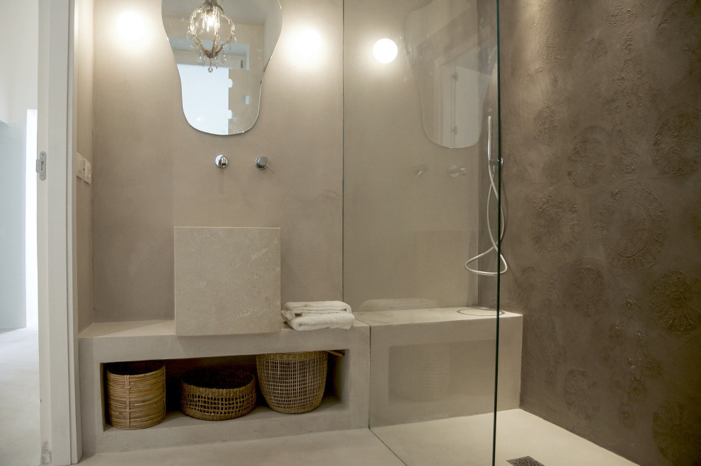 Idéer för ett medelhavsstil beige badrum med dusch, med öppna hyllor, beige skåp, en kantlös dusch, en toalettstol med separat cisternkåpa, betonggolv, ett fristående handfat, bänkskiva i betong och med dusch som är öppen