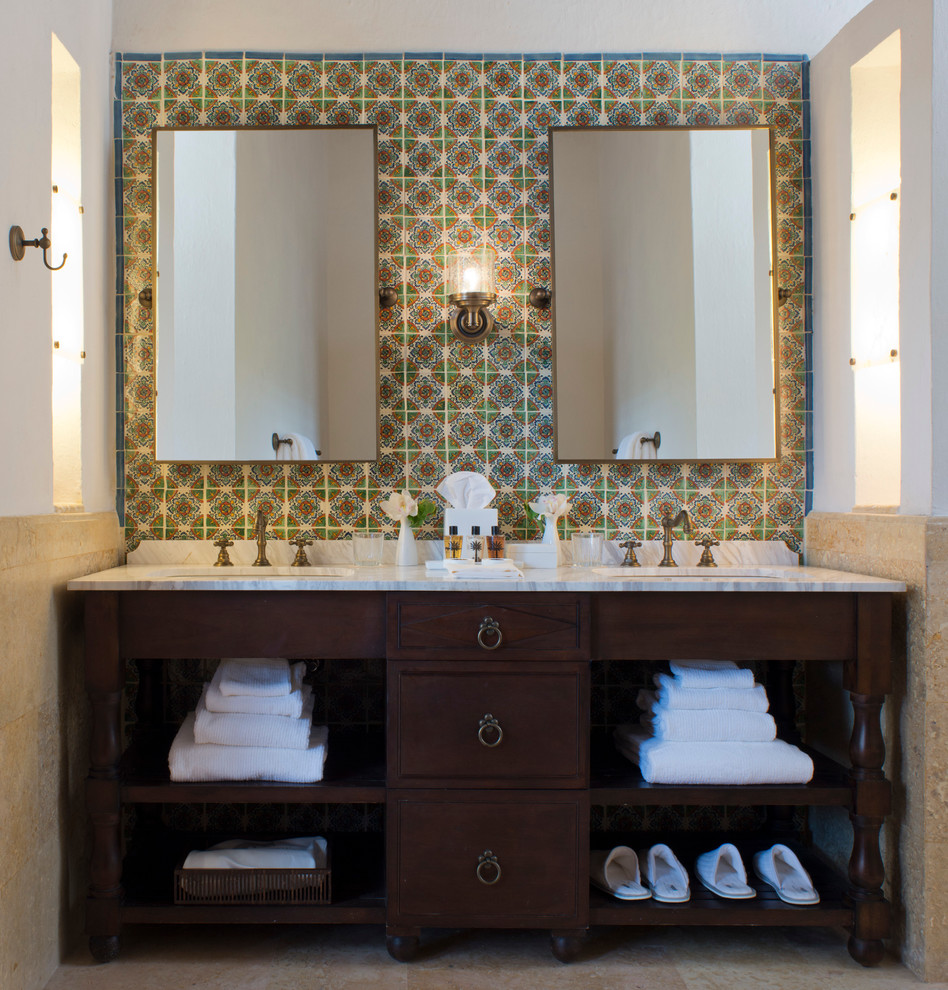 Esempio di una stanza da bagno classica con lavabo sottopiano, ante in legno bruno e piastrelle multicolore