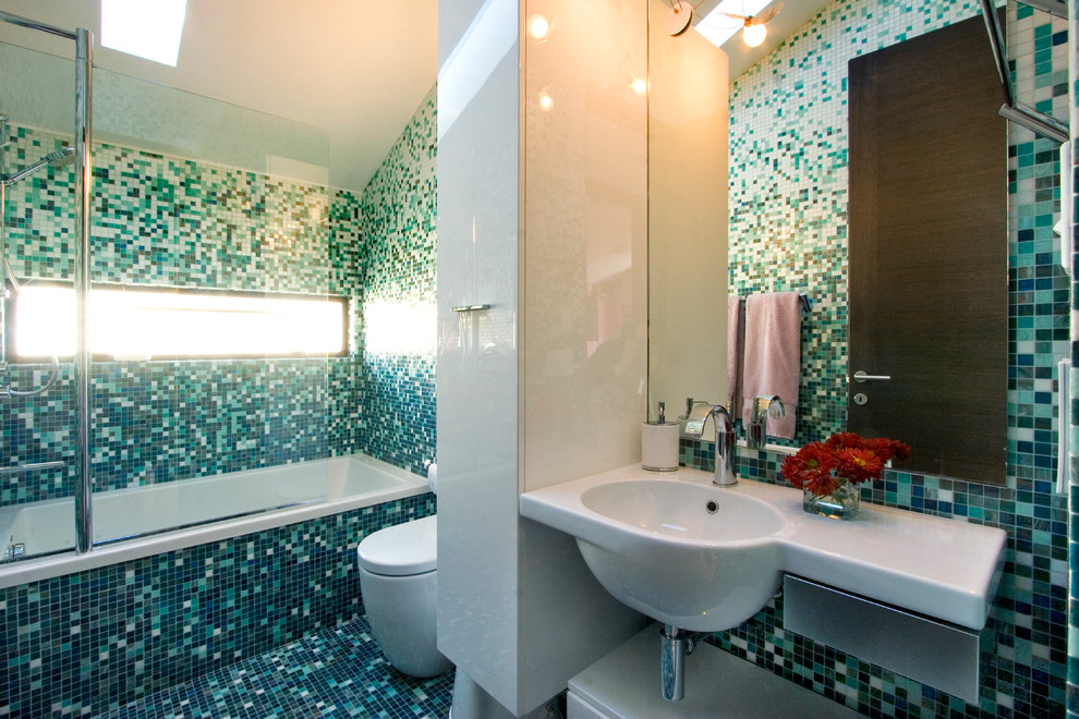 サンフランシスコにあるコンテンポラリースタイルのおしゃれな浴室 (モザイクタイル、シャワー付き浴槽	、緑のタイル) の写真