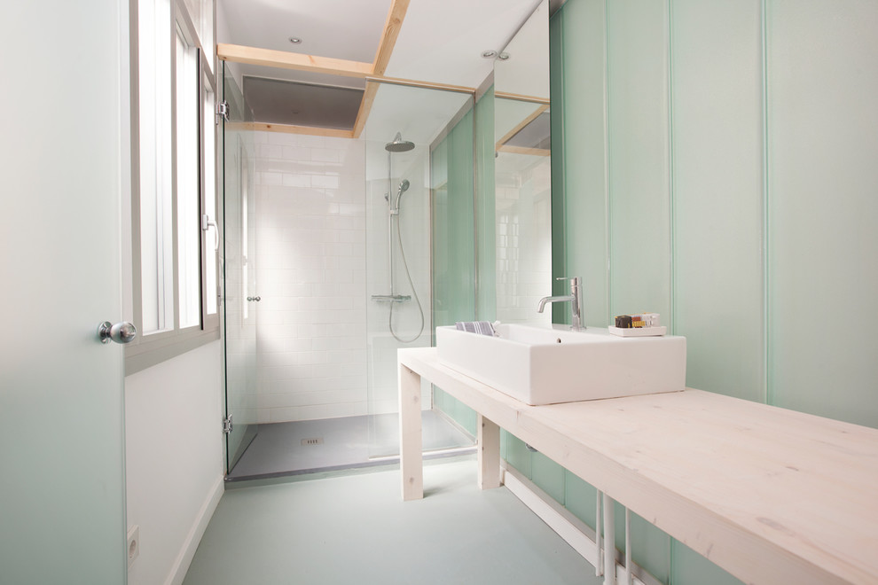 Modelo de cuarto de baño actual de tamaño medio con aseo y ducha, encimera de madera y encimeras beige