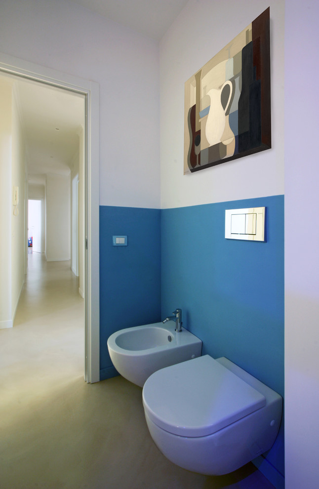 Idee per una piccola stanza da bagno con doccia design con lavabo a consolle, nessun'anta, top in cemento, doccia alcova, WC sospeso, piastrelle beige, pareti beige e pavimento in cemento