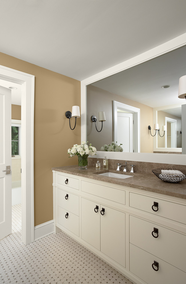 Foto de cuarto de baño clásico con encimera de mármol y lavabo bajoencimera