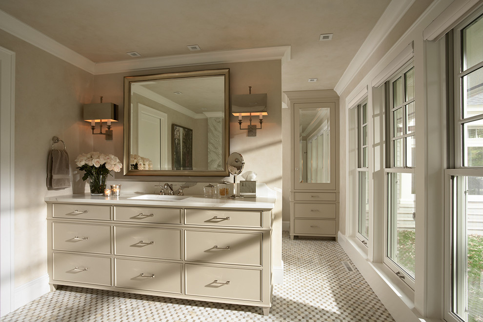 Esempio di una stanza da bagno tradizionale con consolle stile comò, ante beige, top in marmo, vasca da incasso e piastrelle a mosaico