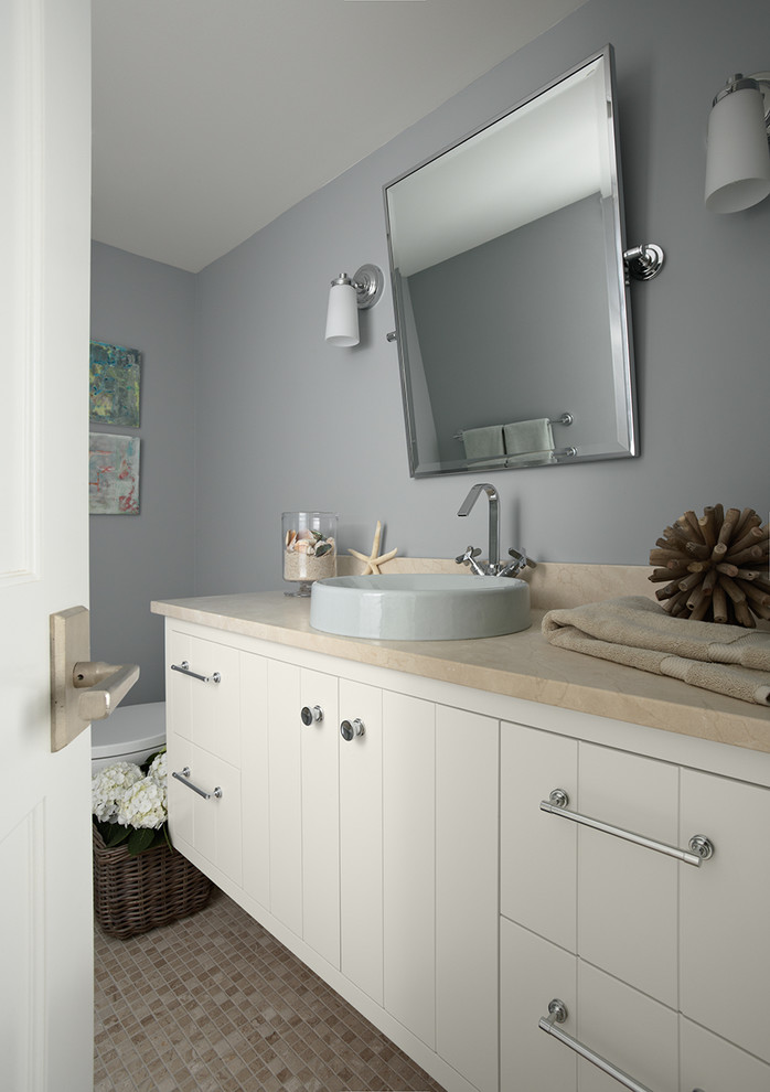 Стильный дизайн: ванная комната в морском стиле с настольной раковиной, столешницей из известняка и бежевой столешницей - последний тренд