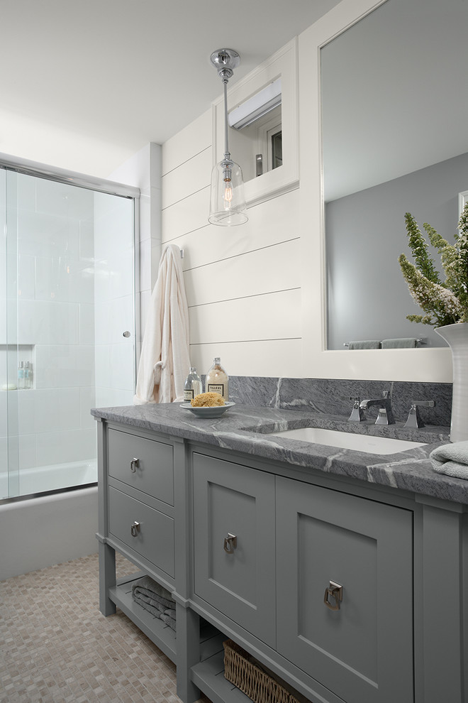 Источник вдохновения для домашнего уюта: ванная комната в классическом стиле с серыми фасадами и столешницей из талькохлорита