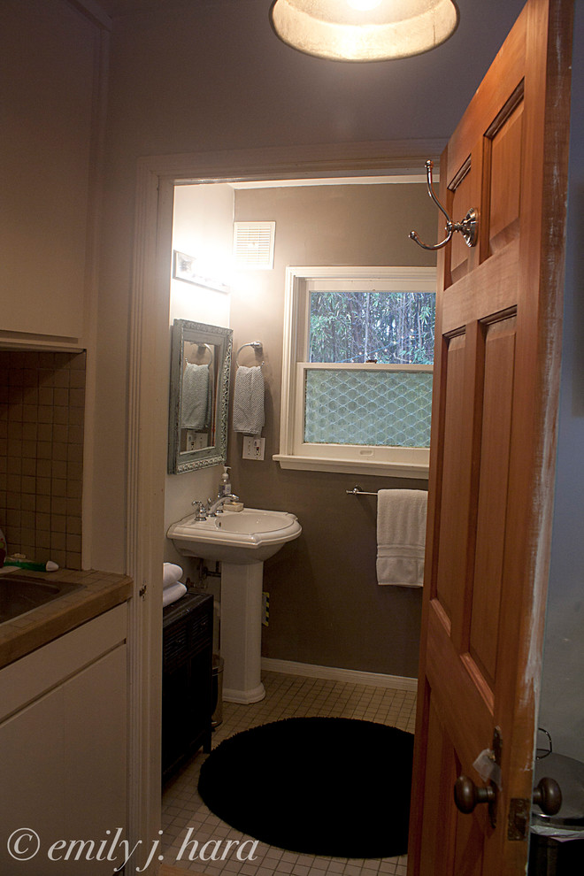 На фото: маленькая ванная комната в морском стиле с раковиной с пьедесталом, угловым душем, унитазом-моноблоком, бежевой плиткой, керамической плиткой, серыми стенами, полом из керамической плитки и душевой кабиной для на участке и в саду с