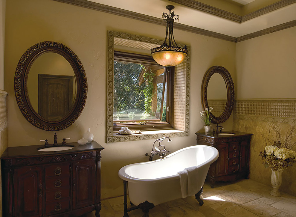 Idéer för att renovera ett stort vintage en-suite badrum, med möbel-liknande, skåp i mörkt trä, ett badkar med tassar, en dusch i en alkov, beige kakel, keramikplattor, beige väggar, klinkergolv i keramik, ett undermonterad handfat och granitbänkskiva