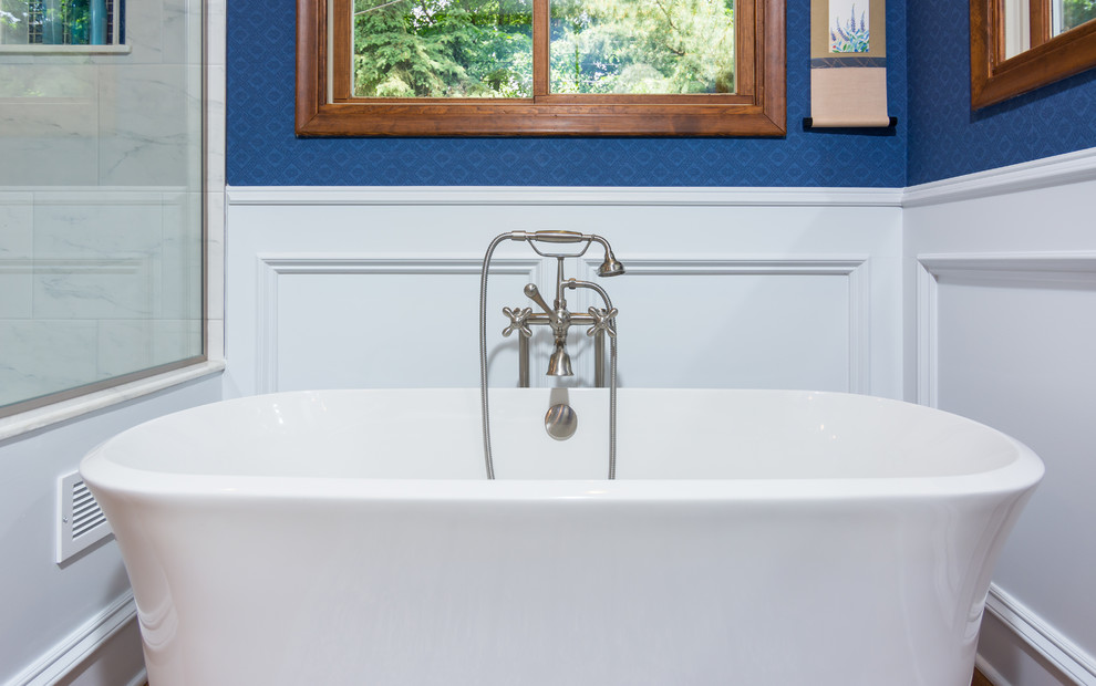 Foto på ett mellanstort vintage en-suite badrum, med möbel-liknande, vita skåp, ett fristående badkar, en hörndusch, vit kakel, marmorkakel, lila väggar, mörkt trägolv, ett undermonterad handfat, brunt golv, dusch med gångjärnsdörr, en toalettstol med hel cisternkåpa och marmorbänkskiva