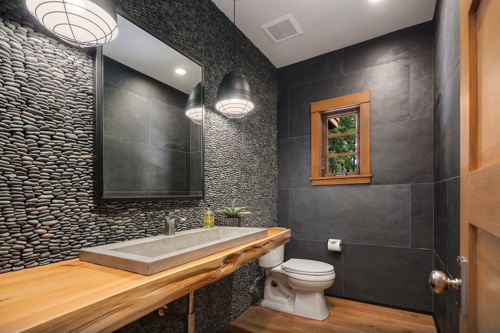 Ejemplo de cuarto de baño principal y único contemporáneo de tamaño medio con sanitario de una pieza, suelo de madera en tonos medios y lavabo sobreencimera