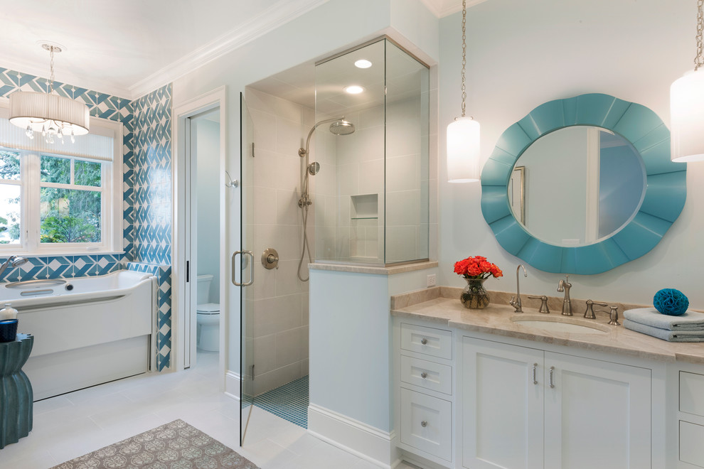 На фото: главная ванная комната в классическом стиле с фасадами в стиле шейкер, белыми фасадами, душем в нише, белой плиткой, синими стенами, врезной раковиной и душем с распашными дверями