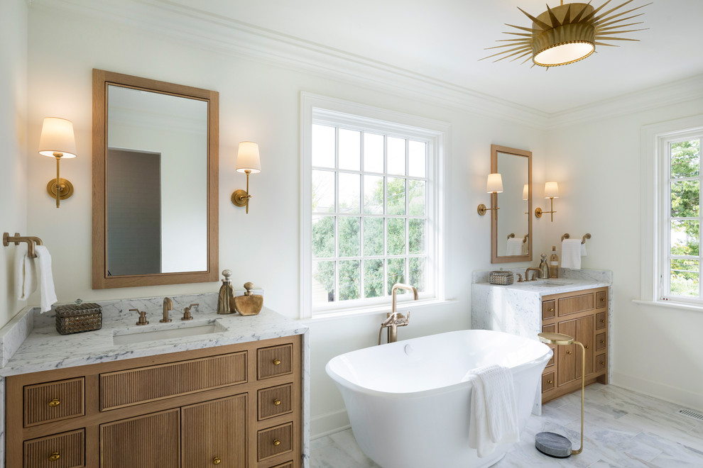 Пример оригинального дизайна: большая главная ванная комната в стиле неоклассика (современная классика) с белыми фасадами, душем без бортиков, раздельным унитазом, белой плиткой, мраморной плиткой, белыми стенами, накладной раковиной, мраморной столешницей, серым полом, душем с распашными дверями, белой столешницей, отдельно стоящей ванной и плоскими фасадами