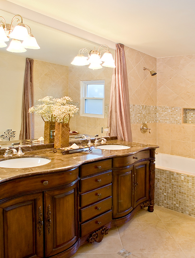 Bild på ett medelhavsstil en-suite badrum, med ett undermonterad handfat, möbel-liknande, skåp i mellenmörkt trä, marmorbänkskiva, ett platsbyggt badkar, en dusch/badkar-kombination, beige kakel, porslinskakel, beige väggar och klinkergolv i porslin