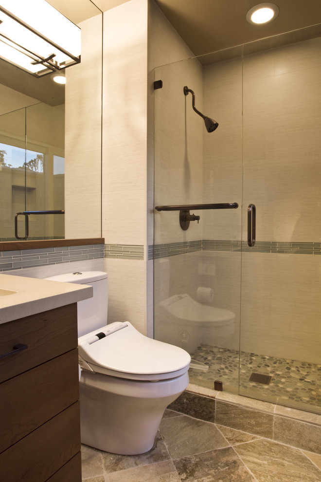 Idéer för att renovera ett litet funkis badrum med dusch, med ett undermonterad handfat, släta luckor, skåp i mellenmörkt trä, bänkskiva i kvarts, en dusch i en alkov, en bidé, grå kakel, beige väggar och skiffergolv