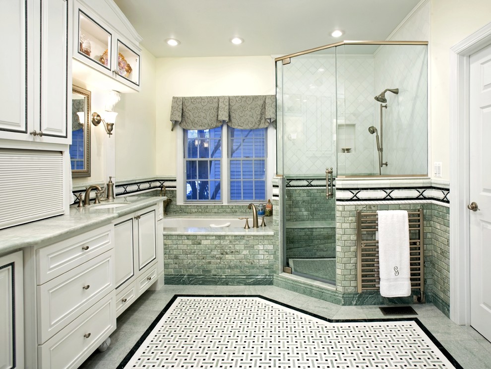 Стильный дизайн: ванная комната в классическом стиле с мраморной столешницей, плиткой мозаикой и врезной раковиной - последний тренд