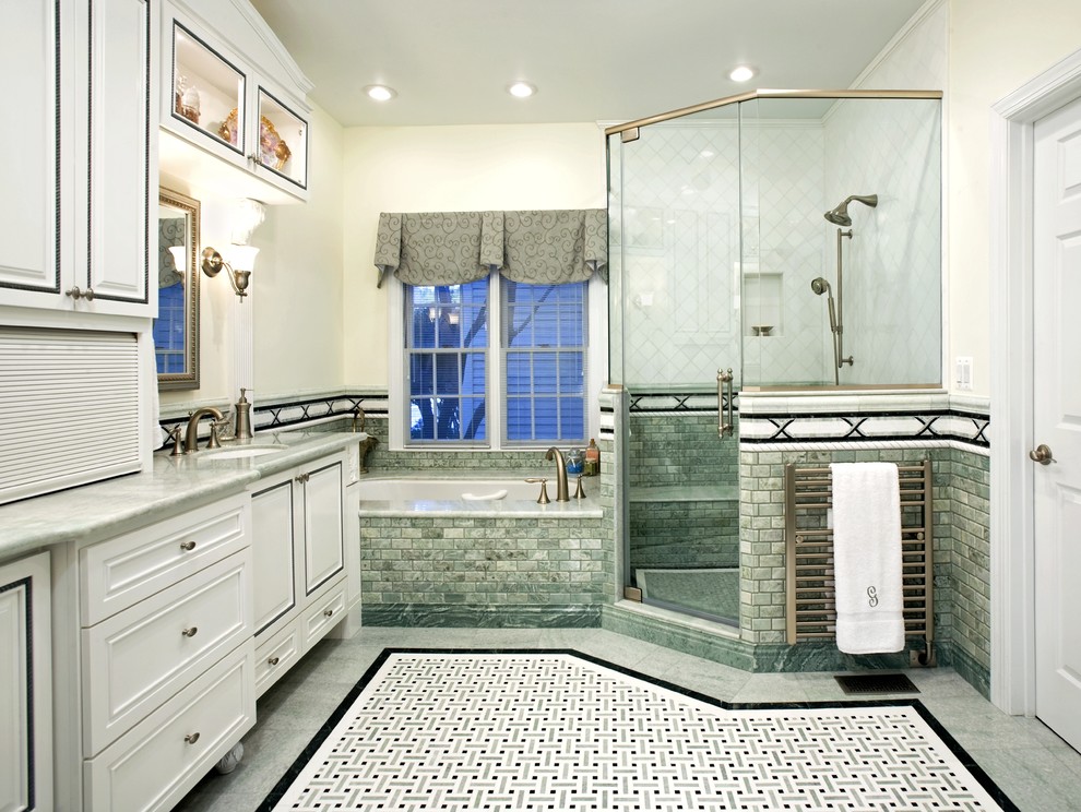 Imagen de cuarto de baño tradicional con encimera de mármol, baldosas y/o azulejos en mosaico y lavabo bajoencimera