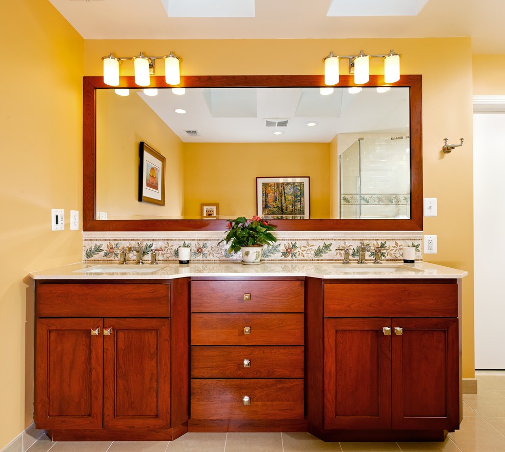 Idées déco pour une salle de bain contemporaine avec mosaïque, un lavabo encastré et un mur jaune.