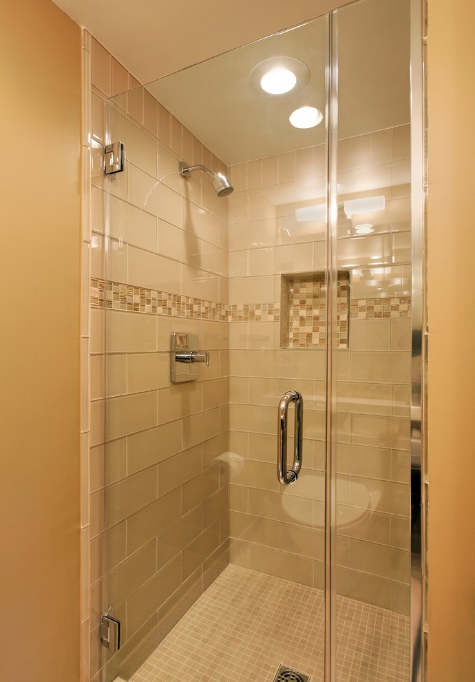 Exempel på ett modernt badrum, med en dusch i en alkov