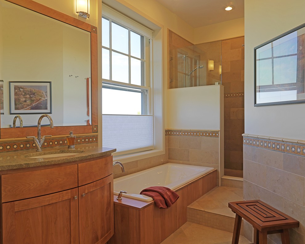 Cette image montre une salle de bain design avec un plan de toilette en granite, mosaïque et un lavabo encastré.