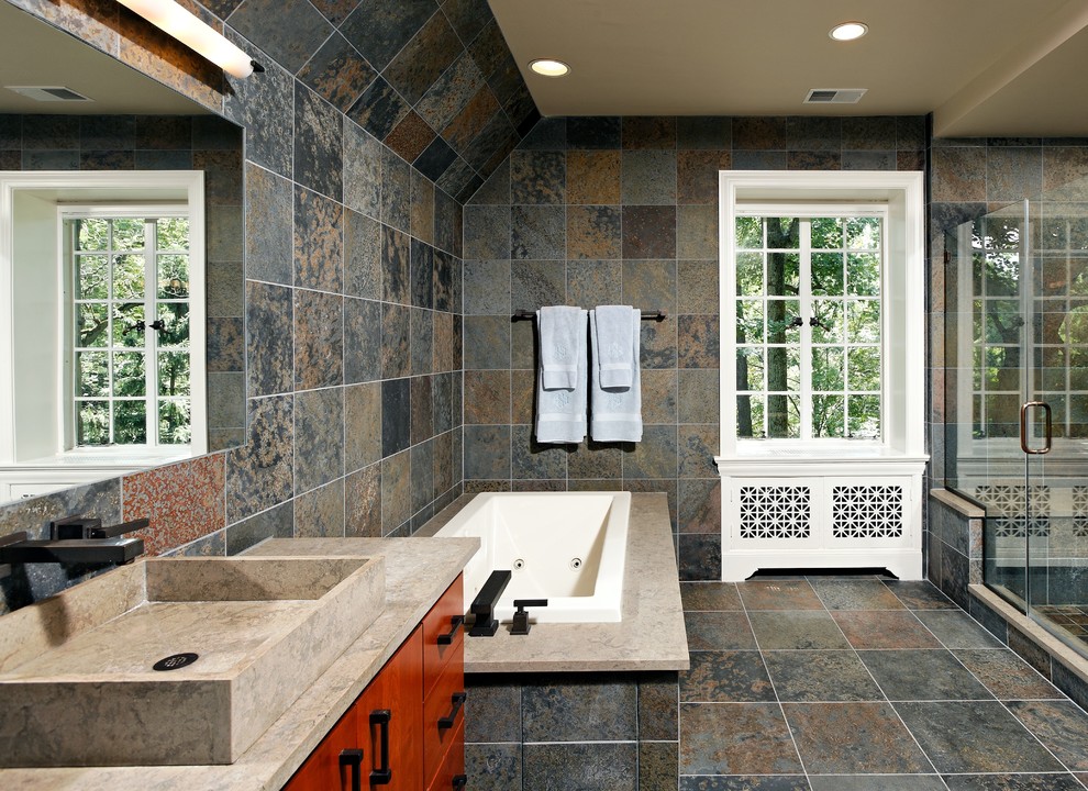 Diseño de cuarto de baño rectangular actual con encimera de acrílico, lavabo sobreencimera y baldosas y/o azulejos de pizarra