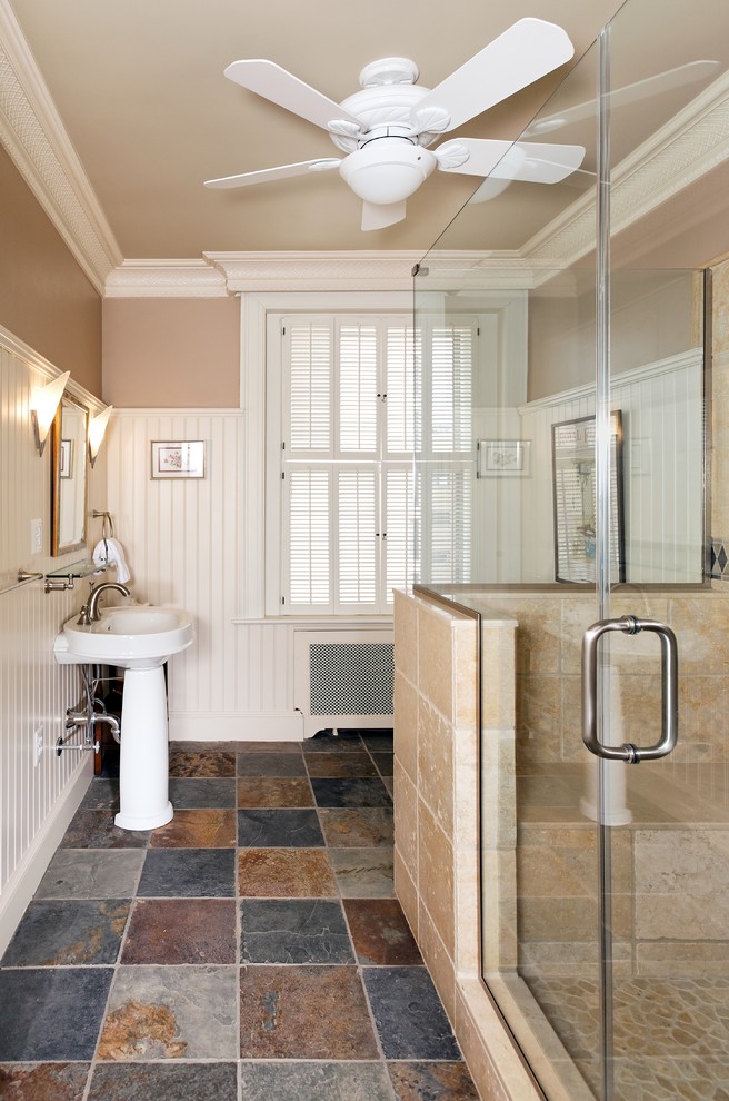 Immagine di una stanza da bagno minimal con lavabo a colonna e pavimento in ardesia