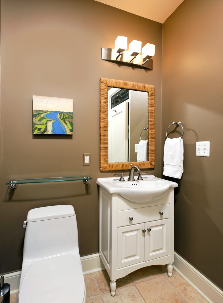 Modelo de cuarto de baño tradicional renovado con paredes marrones y lavabo tipo consola