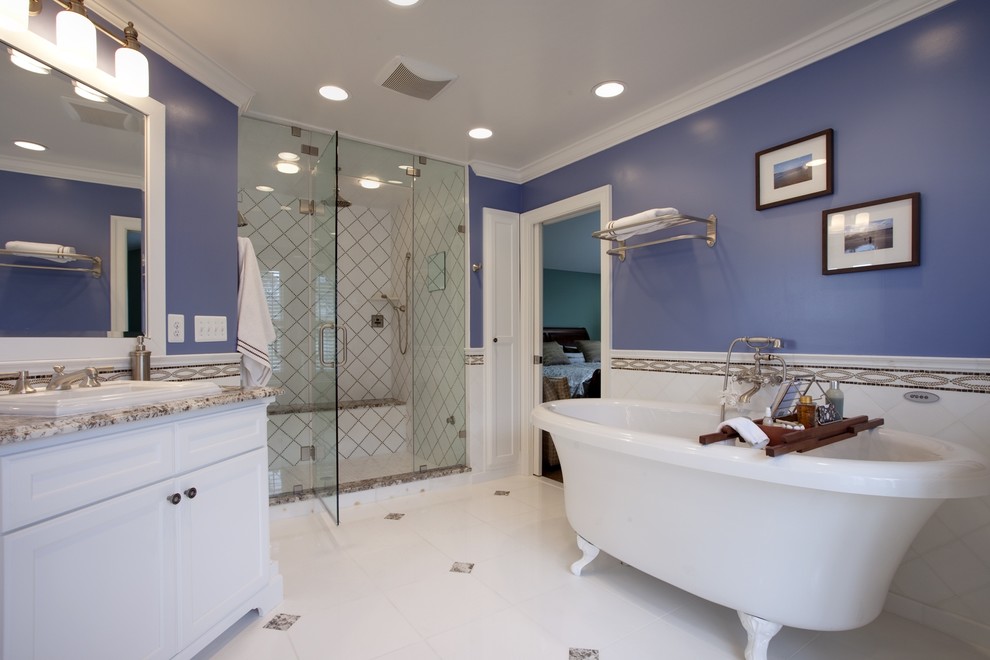 На фото: ванная комната в современном стиле с ванной на ножках, столешницей из гранита и плиткой мозаикой с