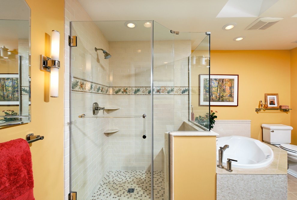 Пример оригинального дизайна: ванная комната в современном стиле с плиткой мозаикой и желтыми стенами