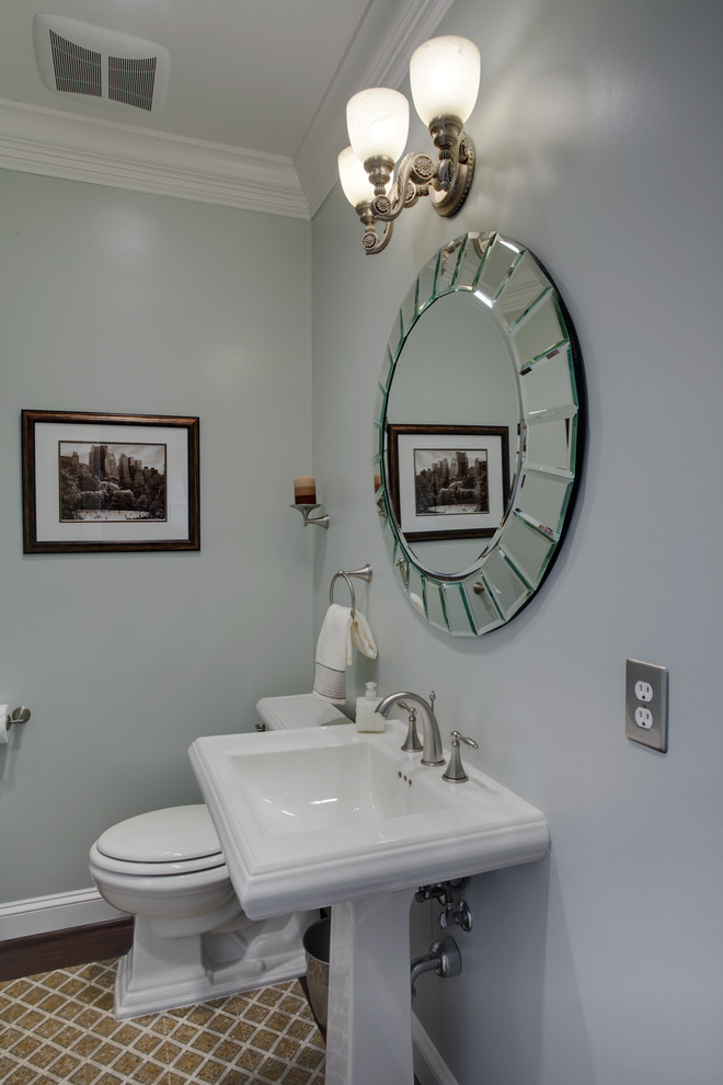 Ejemplo de cuarto de baño contemporáneo con baldosas y/o azulejos en mosaico y lavabo con pedestal