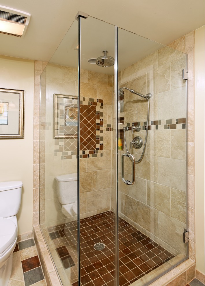 Exempel på ett eklektiskt badrum, med en hörndusch, en toalettstol med separat cisternkåpa och beige kakel