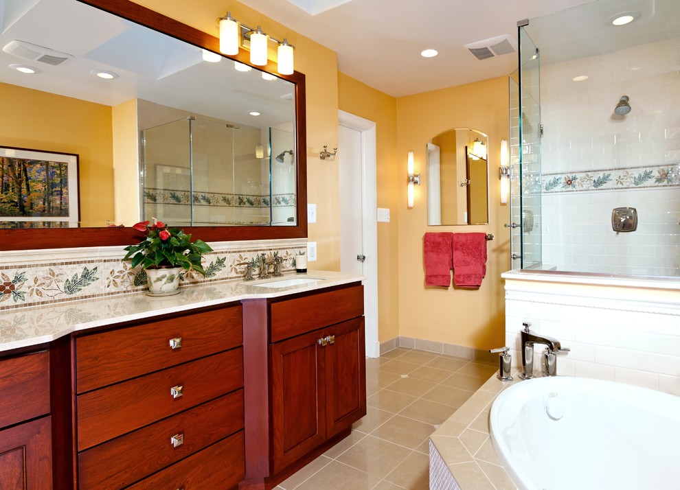 Foto de cuarto de baño actual con baldosas y/o azulejos en mosaico, lavabo bajoencimera y paredes amarillas