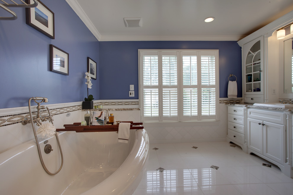 На фото: ванная комната в классическом стиле с отдельно стоящей ванной, столешницей из гранита и плиткой мозаикой
