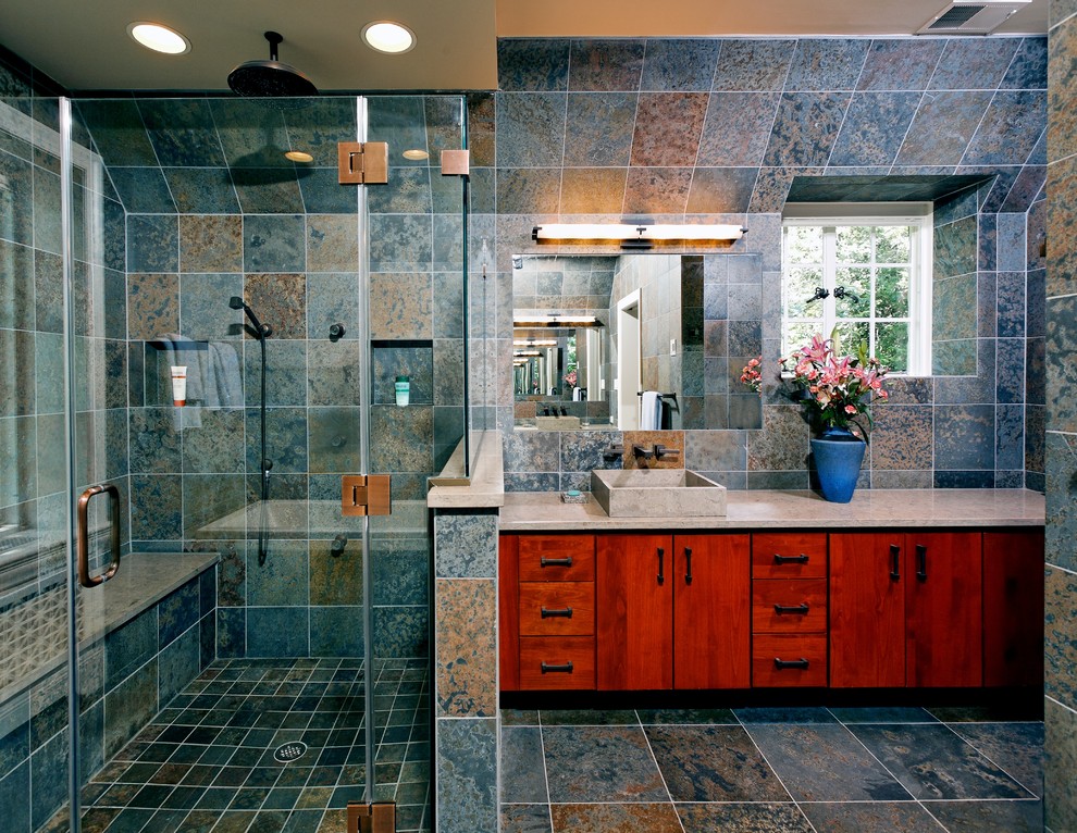 ワシントンD.C.にあるトランジショナルスタイルのおしゃれな浴室 (ベッセル式洗面器、スレートタイル) の写真