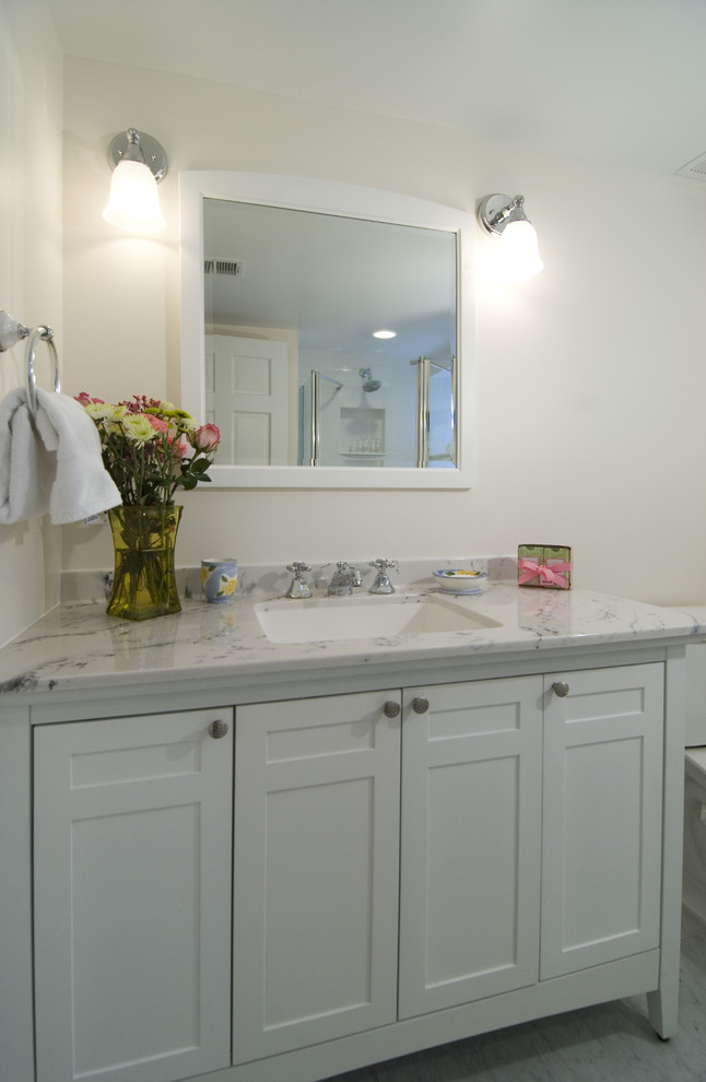 ワシントンD.C.にあるトラディショナルスタイルのおしゃれな浴室 (アンダーカウンター洗面器) の写真