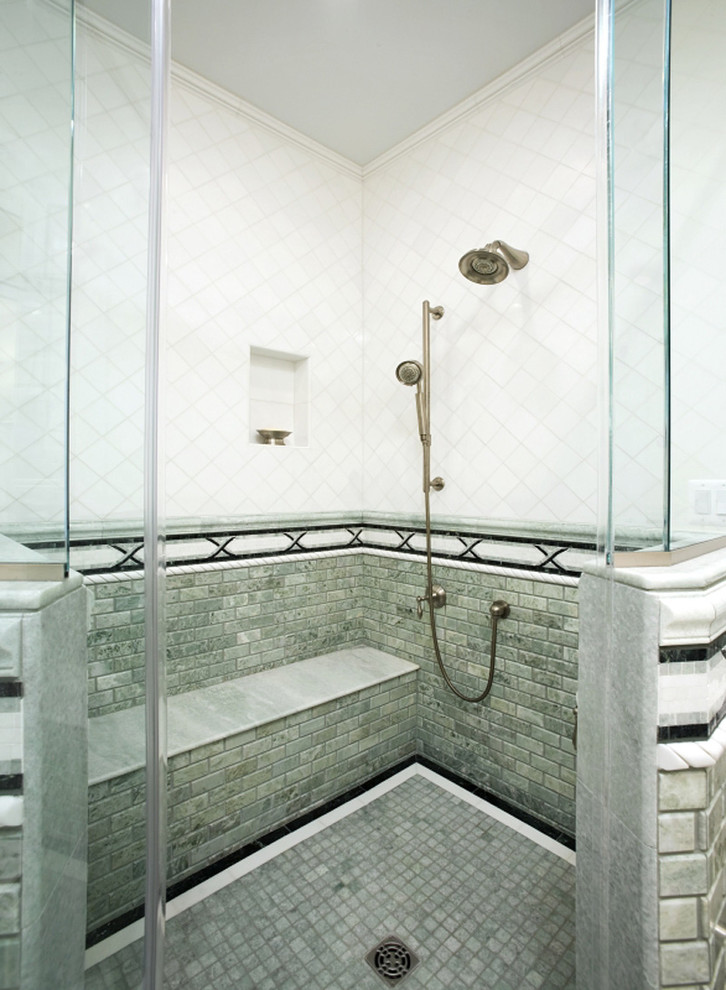 Foto de cuarto de baño tradicional con baldosas y/o azulejos en mosaico