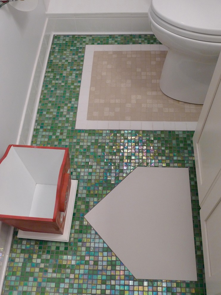 Inredning av ett eklektiskt litet en-suite badrum, med öppna hyllor, vita skåp, laminatbänkskiva, en dusch i en alkov, grön kakel, glaskakel, flerfärgade väggar och mosaikgolv