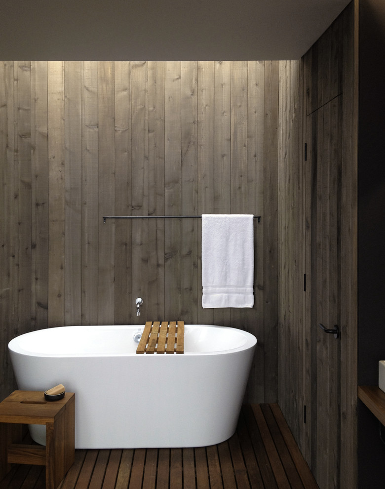 Ejemplo de cuarto de baño minimalista con bañera exenta